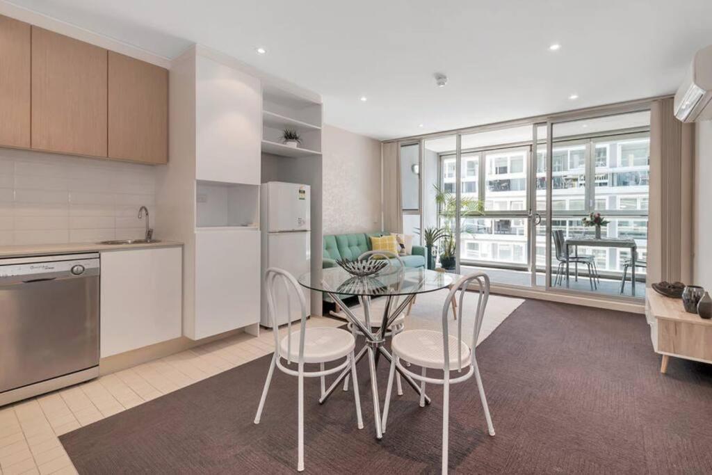 Lovely 1Br Apartment On Morphett With Pool & Wi-Fi Adelaïde Extérieur photo